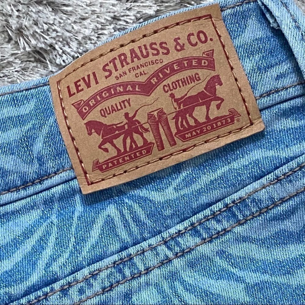 Levi’s 720 Animal Print Blue Denim High-Waist Women’s Ankle Jeans Size 26 NWOT